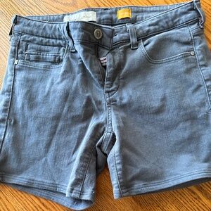 Piloted denim shorts